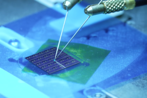 Microsoft teste une connexion fibre à microLED pour les datacenters IA