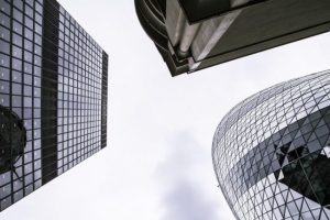 Les banques d'affaires peinent à déployer l'IA à grande échelle