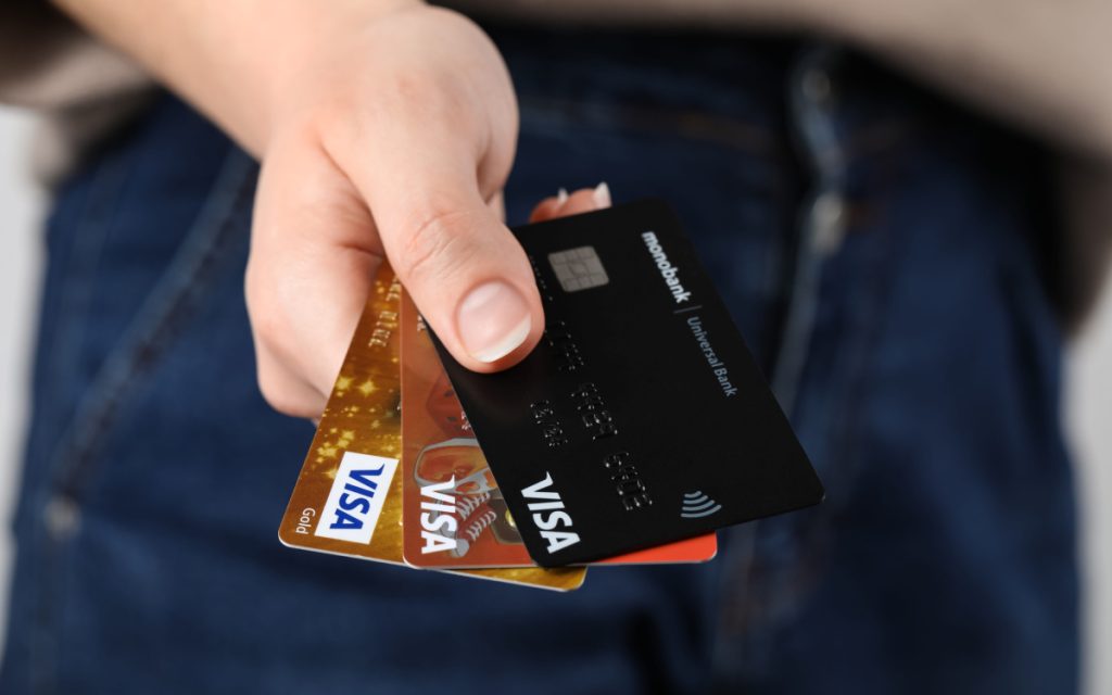 Un réseau d’arnaqueurs à la carte bancaire démantelé en France, 740 000 euros de butin