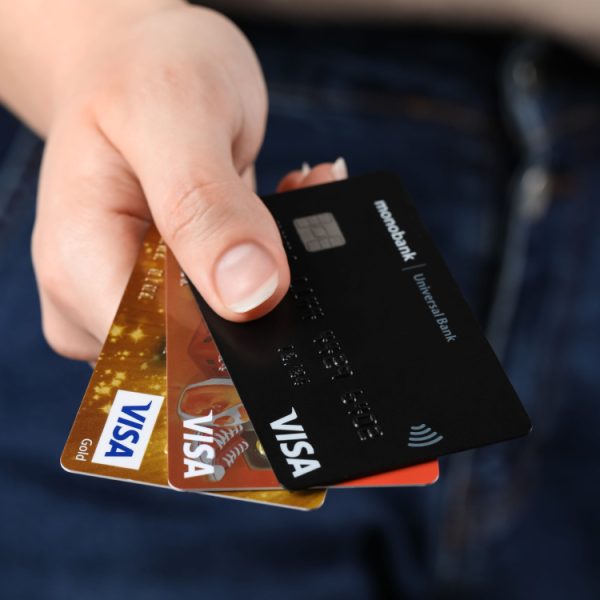 Un réseau d’arnaqueurs à la carte bancaire démantelé en France, 740 000 euros de butin