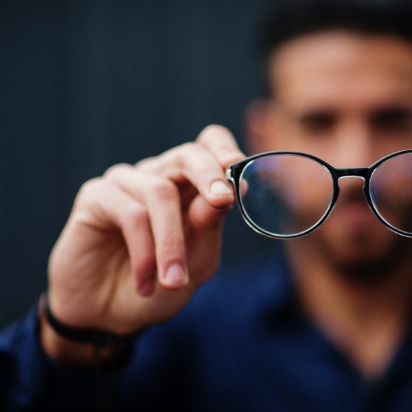 Lors d’un procès, il témoigne en répétant les réponses reçues via ses lunettes connectées
