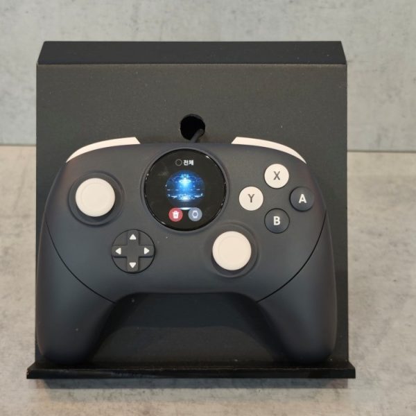 MWC 2026 : on a vu la manette avec écran intégré de Samsung Display, gadget ou révolution ?