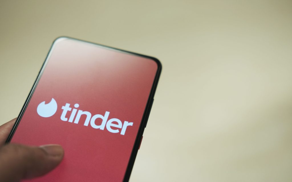 Tinder veut laisser l’IA scanner toutes les photos de votre smartphone