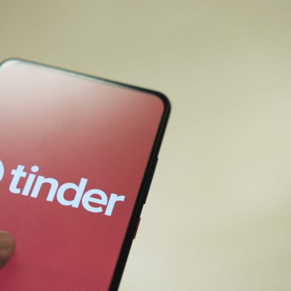 Tinder veut laisser l’IA scanner toutes les photos de votre smartphone