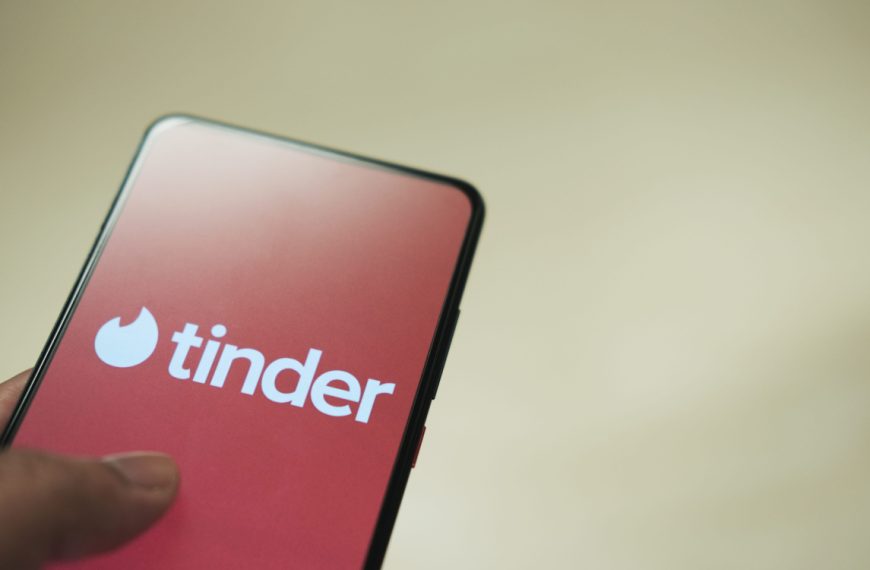 Tinder veut laisser l’IA scanner toutes les photos de votre smartphone