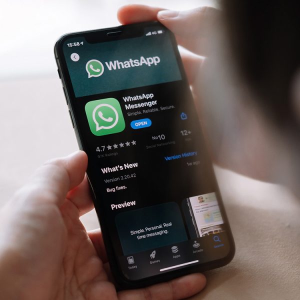 Utiliser WhatsApp au volant devient bien plus pratique grâce à l’application CarPlay native