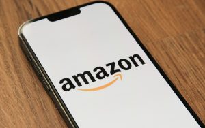 Malgré l’échec du Fire Phone, Amazon s’entête et prépare un smartphone dopé à l’IA