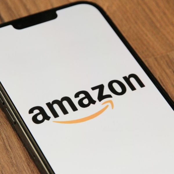 Malgré l’échec du Fire Phone, Amazon s’entête et prépare un smartphone dopé à l’IA