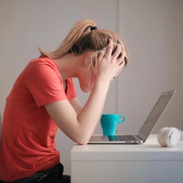 Attention, les résumés par IA de Google peuvent vous envoyer vers de faux SAV d'arnaqueurs