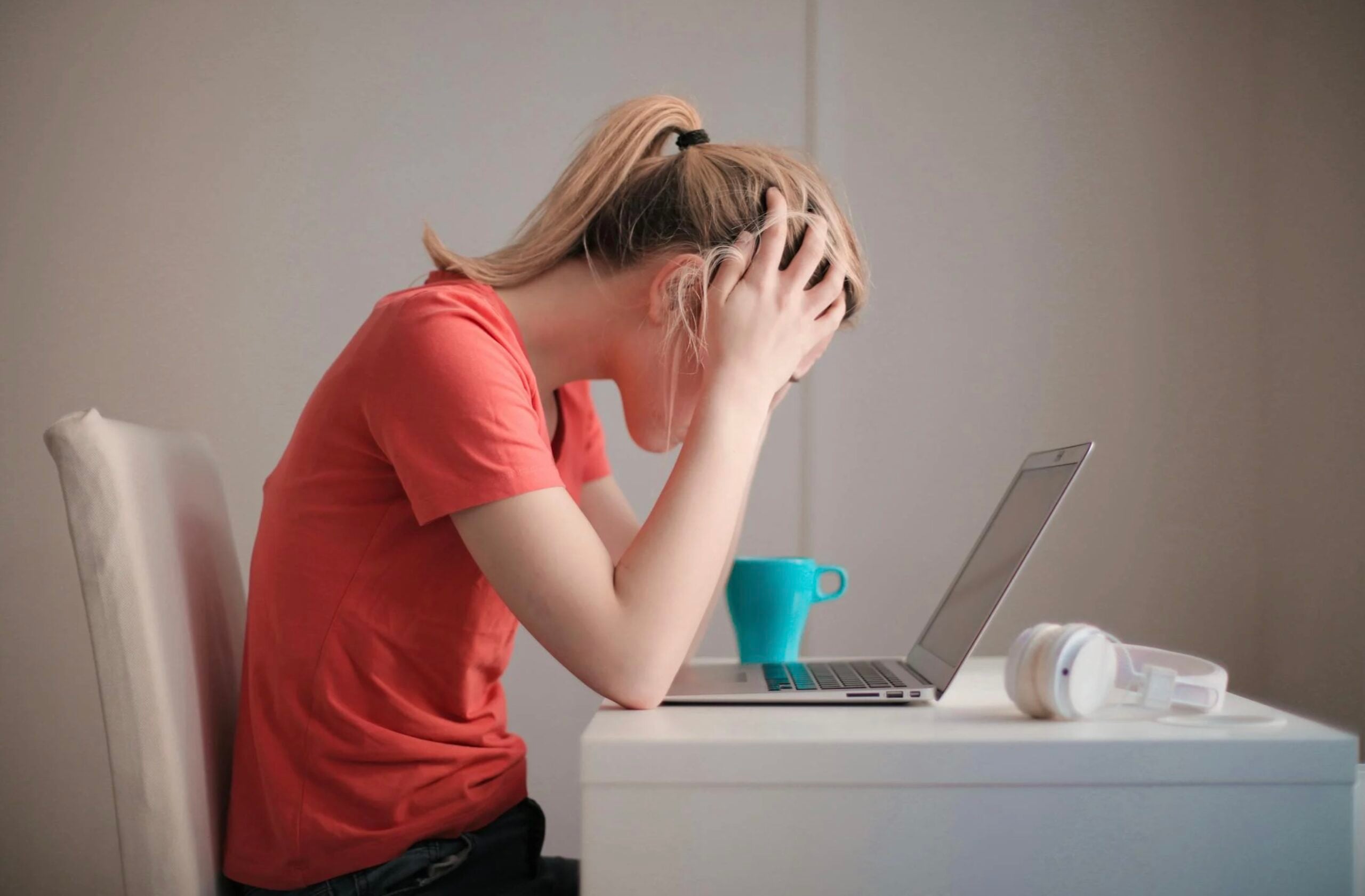 Attention, les résumés par IA de Google peuvent vous envoyer vers de faux SAV d'arnaqueurs