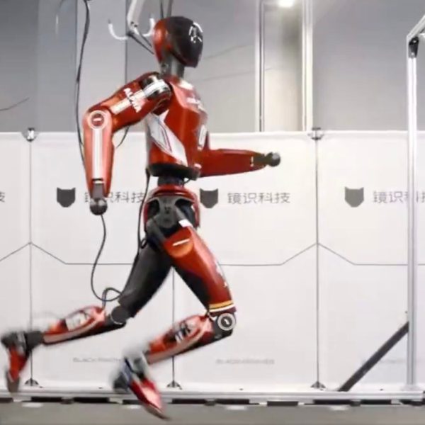 Bolt, le robot humanoïde chinois qui sprinte à 36 km/h