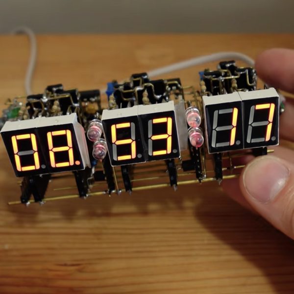 Cette horloge numérique est entièrement fabriquée à la main, avec du fil de laiton