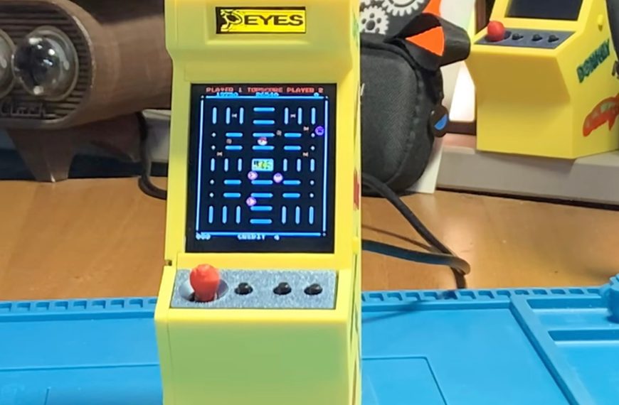 Cette mini borne d'arcade tient dans la main et tourne sur un ESP32