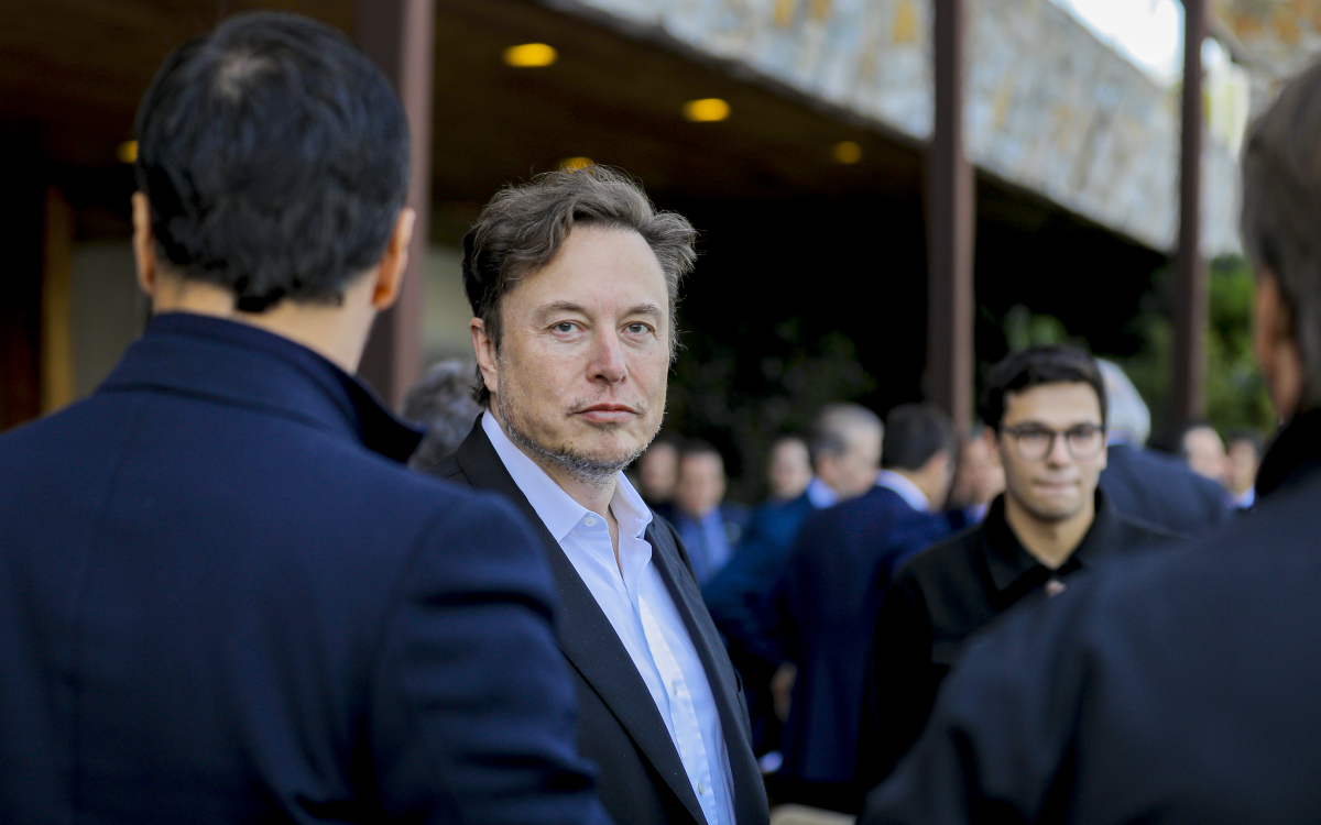 Elon Musk relance ses grandes promesses et affirme que Tesla créera l’AGI