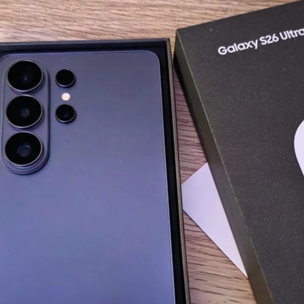 Ce petit veinard reçoit son Galaxy S26 Ultra précommandé avec une semaine d’avance