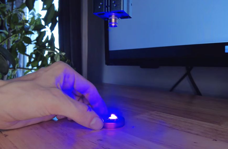 Il fabrique une enceinte avec uniquement un laser et une feuille d'or