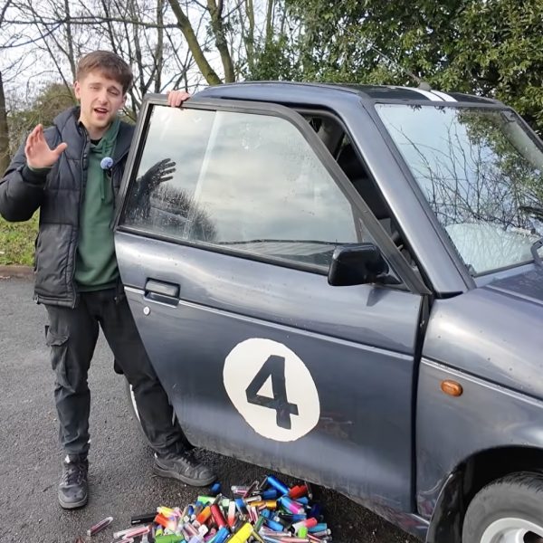 Il fait rouler une voiture électrique avec 500 batteries de vapoteuses