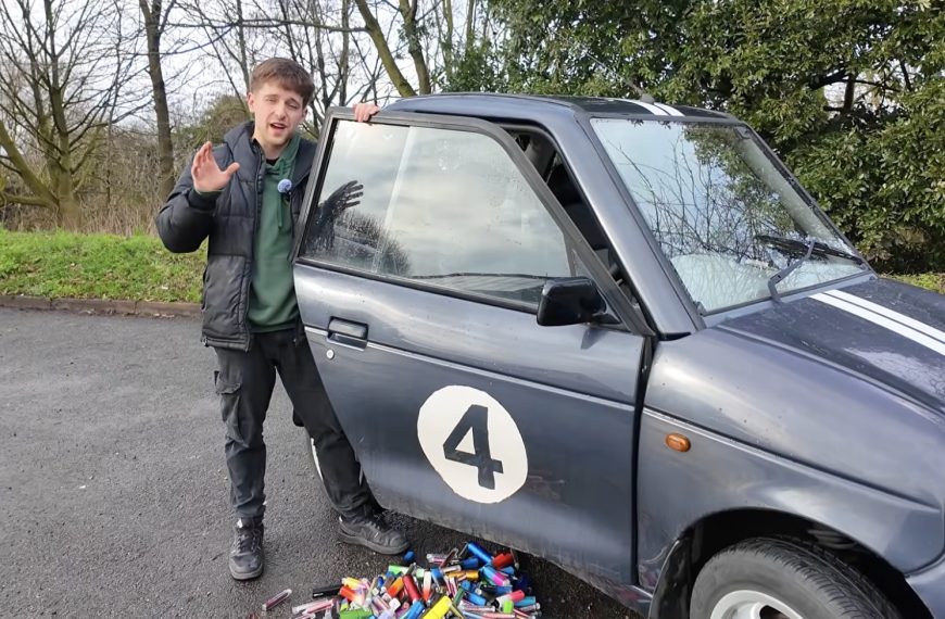 Il fait rouler une voiture électrique avec 500 batteries de vapoteuses