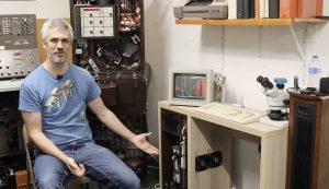 Il installe un ordinateur de 1970 dans un bureau IKEA