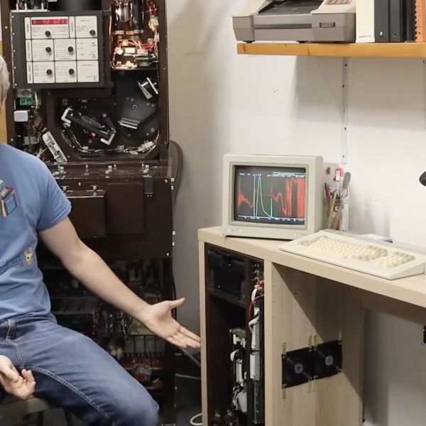 Il installe un ordinateur de 1970 dans un bureau IKEA