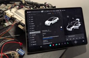 Il transforme l'ordinateur de bord d'une Tesla Model 3 en PC de bureau