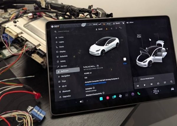 Il transforme l'ordinateur de bord d'une Tesla Model 3 en PC de bureau