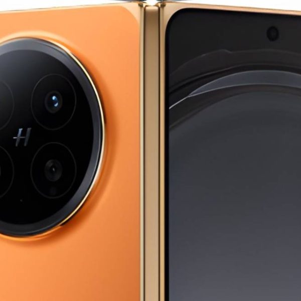 Voici le design du smartphone pliable Oppo Find N6, avec un coloris orange qui rappelle l’iPhone 17 Pro