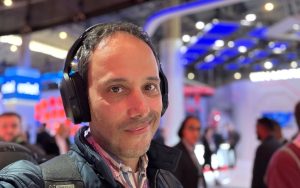 On a essayé le projet Motoko de Razer, ce casque audio étrange nourri à l’IA
