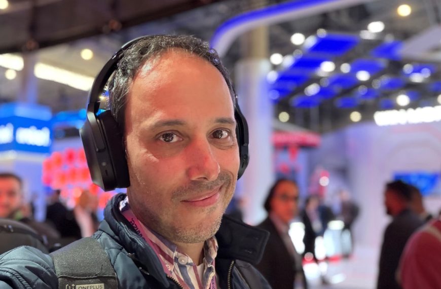 On a essayé le projet Motoko de Razer, ce casque audio étrange nourri à l’IA