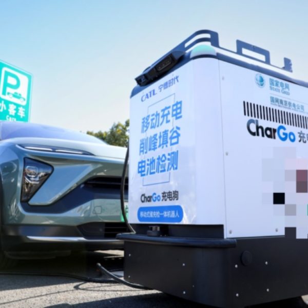 Fini les bornes, ces robots rechargent les voitures électriques où elles sont garées