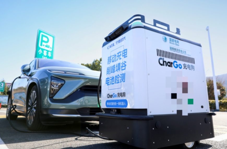 Fini les bornes, ces robots rechargent les voitures électriques où elles sont garées