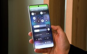 Pour ses prochains smartphones, Samsung développerait un écran plus visible quand on le regarde au soleil