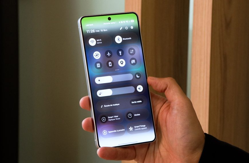Pour ses prochains smartphones, Samsung développerait un écran plus visible quand on le regarde au soleil