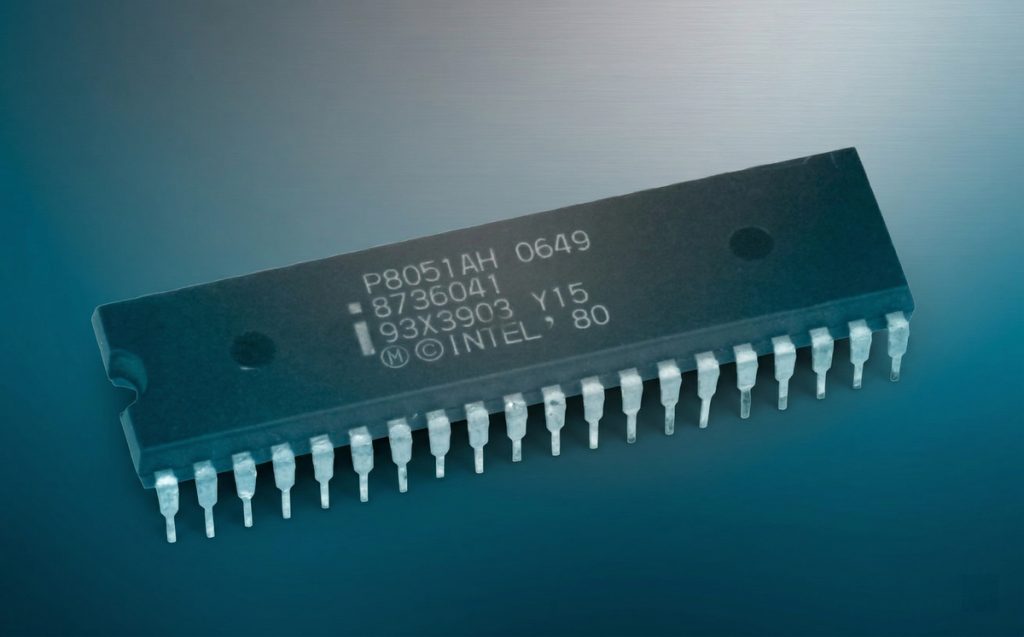 Un développeur fait tourner du code Arduino sur une puce de 1980