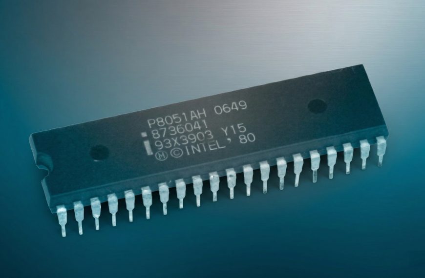 Un développeur fait tourner du code Arduino sur une puce de 1980