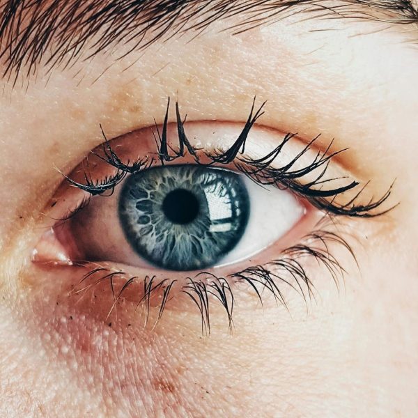 Un implant oculaire sans fil permet à des patients aveugles de lire à nouveau