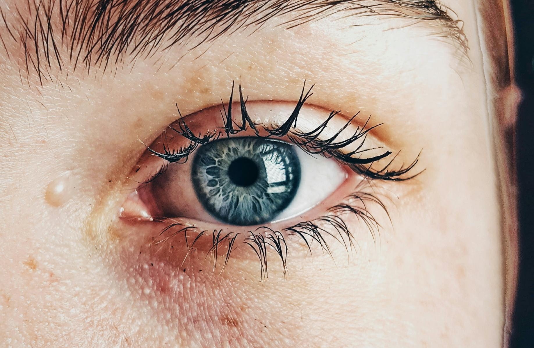 Un implant oculaire sans fil permet à des patients aveugles de lire à nouveau