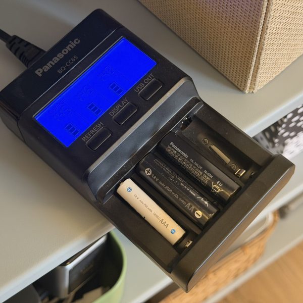 Vous avez des piles Eneloop ? Mais avez-vous testé le chargeur de piles Eneloop Pro ? Moi oui !