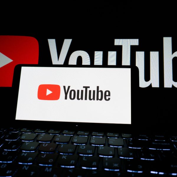 YouTube remplace les titres de vidéos par des résumés IA, merci mais non merci
