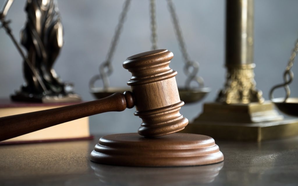 Payé pour négocier avec les pirates, il les aidait en secret à vider les caisses de ses clients