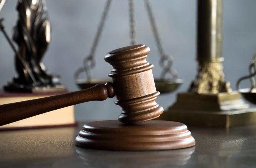 Payé pour négocier avec les pirates, il les aidait en secret à vider les caisses de ses clients