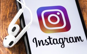 Instagram : un bug étonnant fait complètement disparaître les couleurs du réseau social