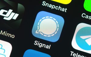 Signal : le FBI retrouve des messages malgré la suppression de l’application, comment est-ce possible ?