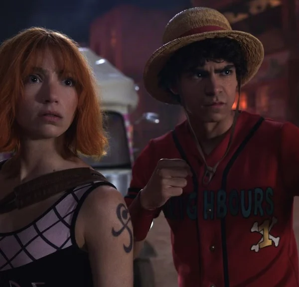 One Piece Netflix : Nami et Luffy sont restés suspendus à des harnais d'escalade pendant deux semaines pendant qu'on leur soufflait des déchets dans le nez