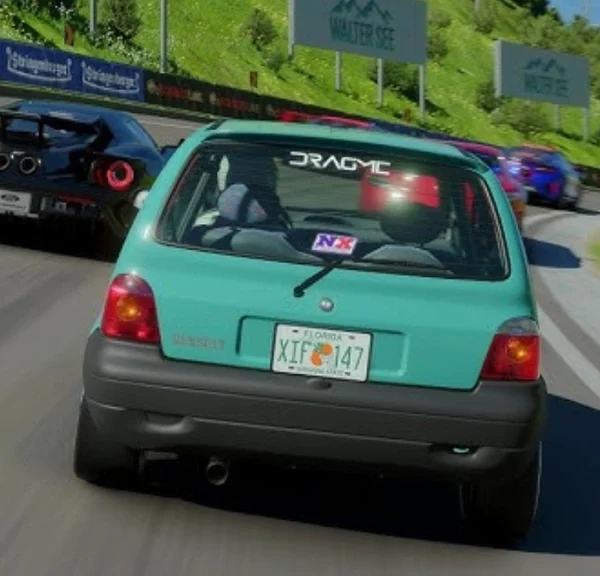Gran Turismo 7 : Ce pilote professionnel fait une performance incroyable avec la Twingo !