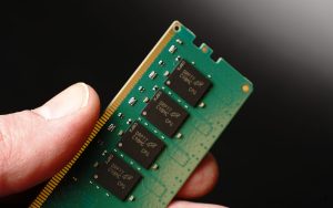 Il fabrique de la mémoire RAM dans son abri de jardin et ça fonctionne, la preuve en vidéo