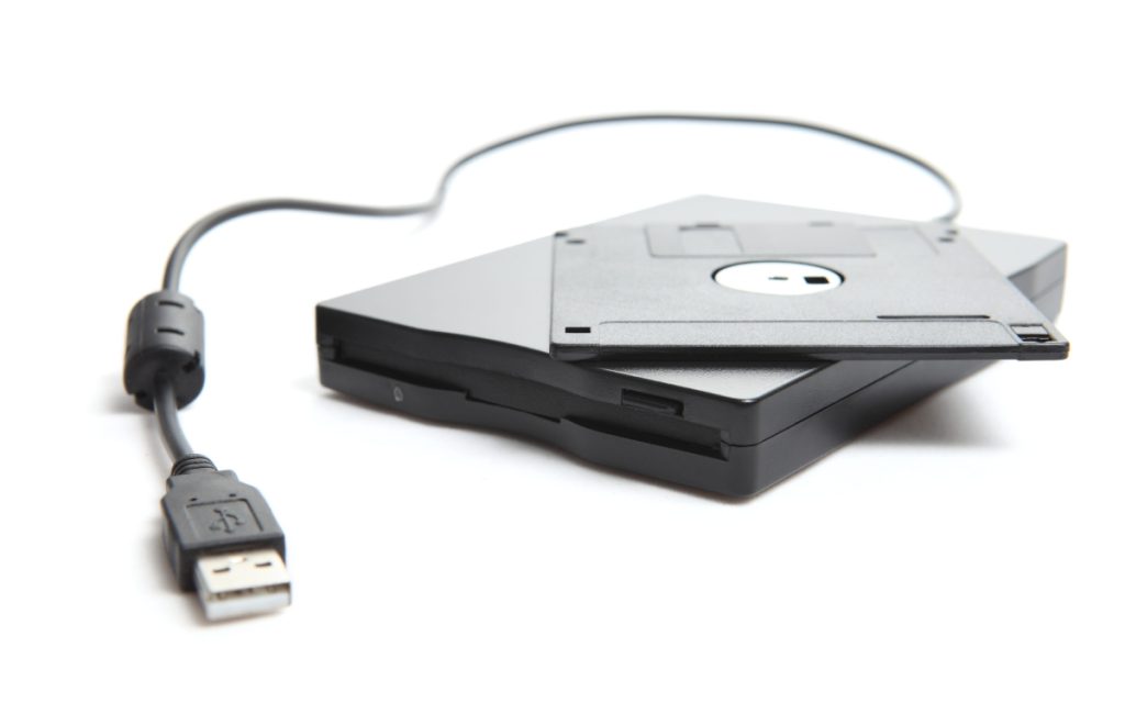 Il connecte un lecteur de disquettes à sa Tesla pour voir, et ça marche