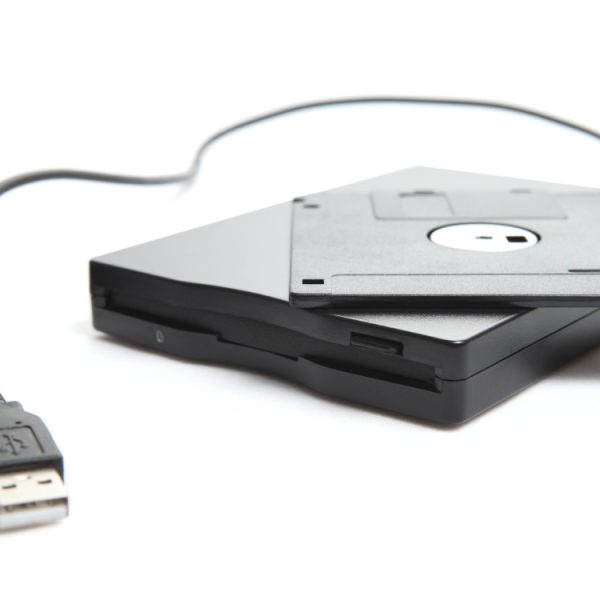 Il connecte un lecteur de disquettes à sa Tesla pour voir, et ça marche
