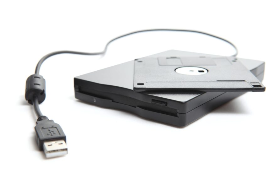 Il connecte un lecteur de disquettes à sa Tesla pour voir, et ça marche