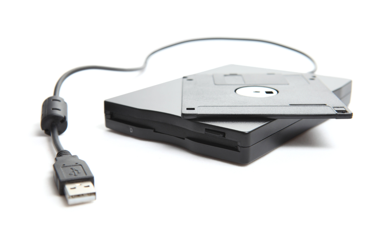 Il connecte un lecteur de disquettes à sa Tesla pour voir, et ça marche